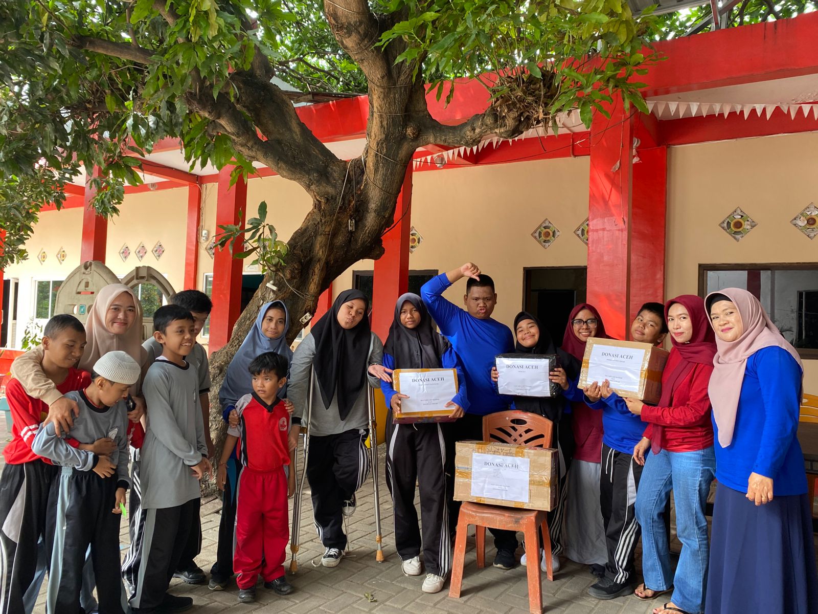 Keluarga Besar SLB Tadulako Mandiri Menyalurkan Donasi Sebagai Bentuk Solidaritas dan Empati Untuk Saudara-Saudara Kita di Aceh.